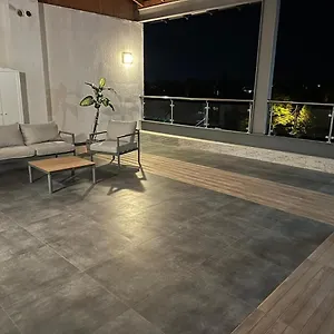 Das Penthouse Airport Apartment